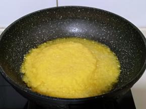 搅碎的菠萝倒入锅中。