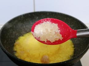 再加入碎冰糖，中小火慢熬，一边熬一边搅拌。