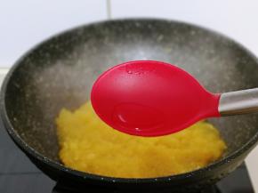 熬至没有水分后加入白醋，小火翻炒2分钟。(柠檬汁也可以)