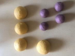 南瓜面团怎么和 ，看我的一品南瓜菜谱吧，写的也蛮详细了。紫薯面团，可以用原味的面团加适量紫薯粉来操作，或者等着看后续的紫薯贝果
两种面团都均分成四份