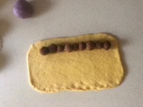 无花果从一头摆成一行
尽量紧密一些 两头留出来不摆 卷起来 收口捏紧