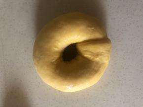 把一边打开 另一边放进去捏紧  详细的图例 见《一品南瓜贝果》