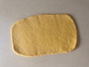 南瓜面团擀成长方形的片 尽量擀匀一点好包 成品也好看