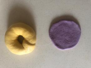 紫薯面团擀成和贝果一样大小的圆形片