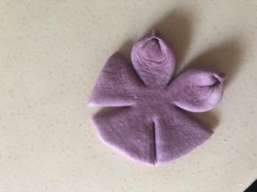 紫薯片分成均匀的5份，切开 中心留1CM左右不切断， 每一瓣的头捏紧，