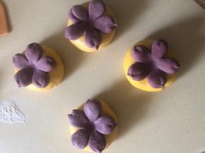 依次做好。
前面的步骤做得慢 现在就可以烧水 预热烤箱了220/180℃