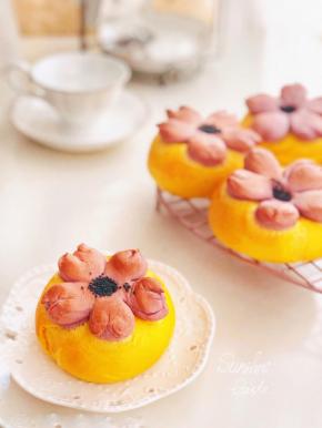 放入预热好的烤箱里烤20分钟
注意观察 上色可以降温或者盖锡纸
好看的贝果出炉
剩下的就是凹造型 拍照片了，这么漂亮的贝果，不让手机先吃，有点那啥。。。。。。
我先吃为敬！哈哈哈。。。。。。