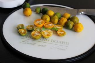 小青檬，用盐搓洗外皮，然后用清水冲洗干净，沥干水，对半切块，去籽，接着再对半切块，一个小青檬可以切四块，容易泡出柠檬味来。