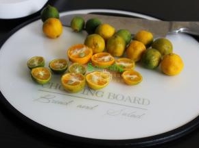 小青檬，用盐搓洗外皮，然后用清水冲洗干净，沥干水，对半切块，去籽，接着再对半切块，一个小青檬可以切四块，容易泡出柠檬味来。