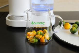 把洗净切好的柠檬，倒入玻璃茶壶里，茶壶要用玻璃或陶瓷