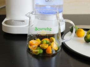 把洗净切好的柠檬，倒入玻璃茶壶里，茶壶要用玻璃或陶瓷