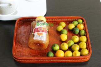 小青檬、蜂蜜。小青檬比普通的柠檬个头少，泡茶方便，一次几个，或一个。普通的柠檬一次只能用一二片，切好不用又不方便保存。另外小青檬口感更佳好，芳香味纯。