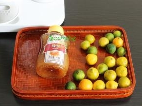 小青檬、蜂蜜。小青檬比普通的柠檬个头少，泡茶方便，一次几个，或一个。普通的柠檬一次只能用一二片，切好不用又不方便保存。另外小青檬口感更佳好，芳香味纯。