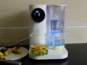 饮水机把水温度设置99度，300ml，柠檬可以用高温泡出柠檬酸味。温度太低，泡不出味道哦。