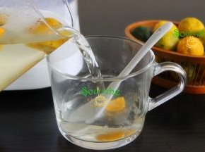 加入1-2勺蜂蜜，倒入泡好的柠檬水，并用勺子搅拌均匀，即可喝，