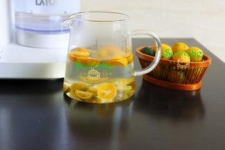 盖上盖子，等水温降低，到可以喝温度，约40度左右。茶里有酸酸的柠檬芳香。