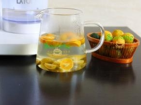 盖上盖子，等水温降低，到可以喝温度，约40度左右。茶里有酸酸的柠檬芳香。