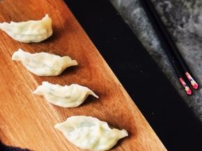 也可以用水煮哦，水饺也很鲜美。