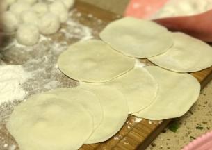 和好的面擀成饺子皮。