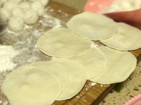 和好的面擀成饺子皮。