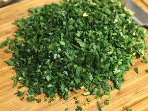 韭菜洗净切末。