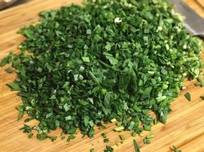 韭菜洗净切末。