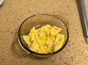 鸡蛋加盐提前炒熟切成碎块。