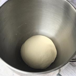 饺子皮材料混合均匀，揉成光滑面团，盖上保鲜膜松弛半小时以上。