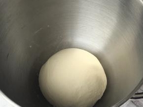 饺子皮材料混合均匀，揉成光滑面团，盖上保鲜膜松弛半小时以上。