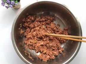 醒面期间制作馅料：肉馅加姜末酱油料酒盐糖拌匀，然后加少量水顺时针搅拌至粘稠。