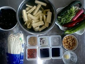 准备食材，腐竹用温水加一点点盐泡发。木耳用开水泡发，蔬菜洗净。