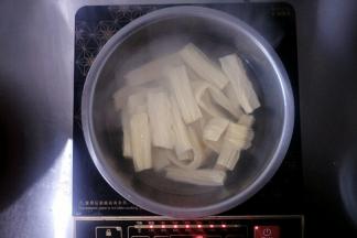 首先把泡发好腐竹淖水待用。