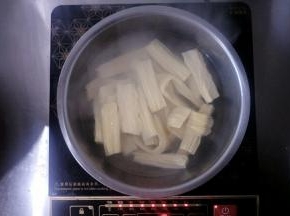 首先把泡发好腐竹淖水待用。
