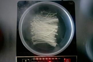 金针菇淖水待用。