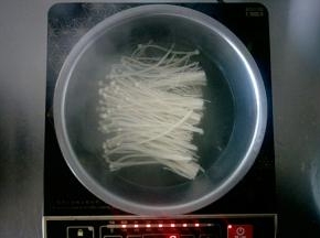 金针菇淖水待用。