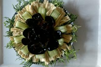 把黄瓜木耳根据自己喜欢摆入盘中