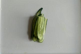 黄瓜切长薄片