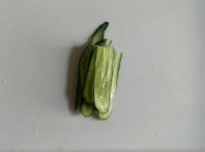 黄瓜切长薄片