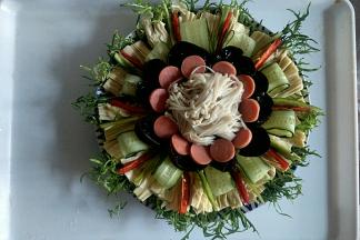 放入金针菇、火腿片、青红椒丝