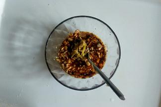 把芝麻辣椒油、盐、鸡精、香醋、生抽、麻汁酱、蒜泥、花生碎放在一起搅拌均匀