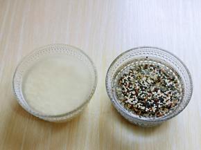 首先将糯米与三色藜麦淘干净，冷水泡2小时。