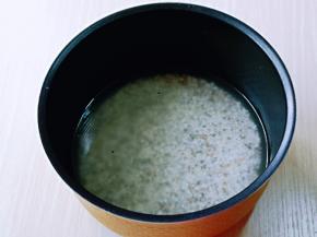 泡好的糯米与三色藜麦倒入锅中，大米淘干净，倒入锅中，加入纯净水，电饭煲煮饭模式煮熟。(水量根据自家电饭煲功能加即可)