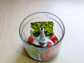 将火腿与海苔放入绞肉机中。