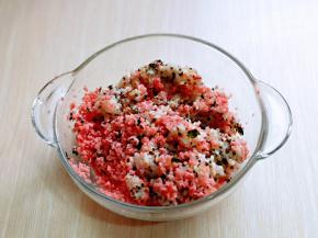 熟藜麦饭盛入大口玻璃器具中，加入火腿碎。