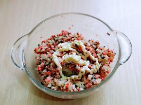 再挤入沙拉酱，拌均匀。