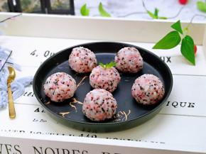 再把饭装入食品袋中，捏成圆球，尽量捏紧一点，口感很好。