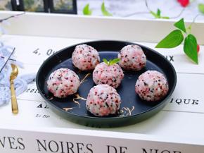 美味的藜麦火腿饭团。