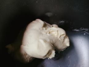 将50克温水放入面粉中拌匀，揉成光滑的面团，发酵成有蜂窝状，取出来排气揉成团静置五分钟