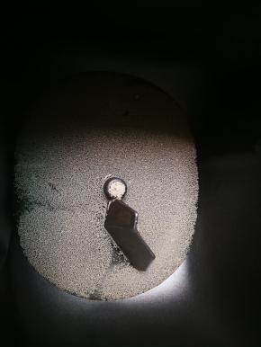 面包桶里放入5克砂糖，3克发酵粉和150毫升温水搅化均匀