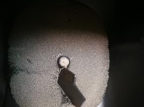 面包桶里放入5克砂糖，3克发酵粉和150毫升温水搅化均匀